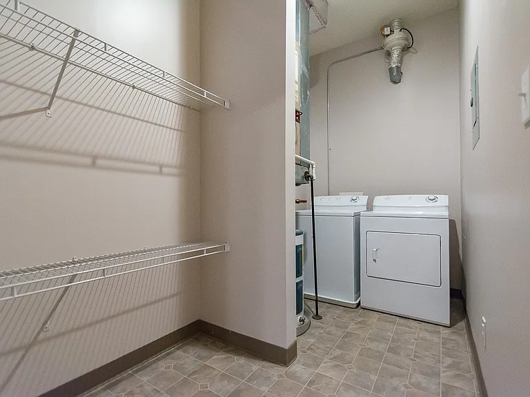 Tenth & College Apartments — Photo 24