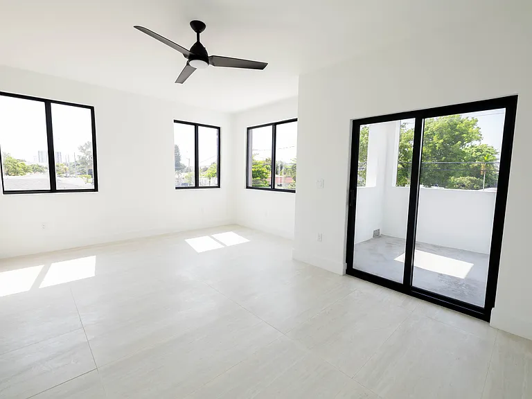3189 SW 23rd Ter #3189 — Photo 3