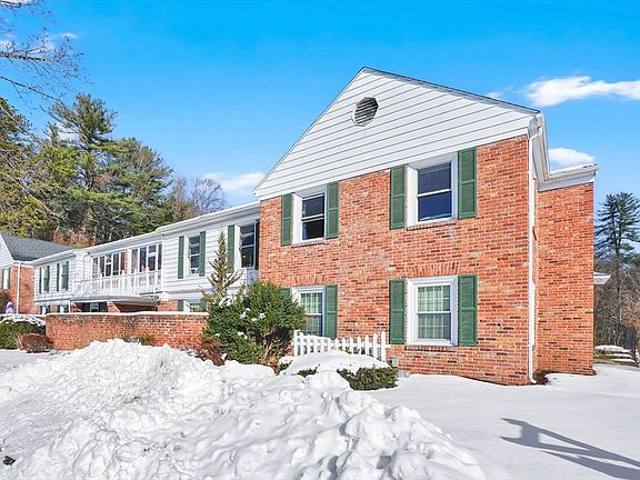 3rd image of 40 Halifax Ct APT D