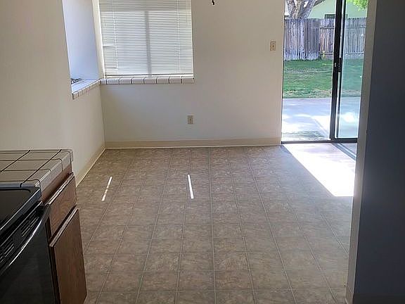 Breakfast nook/dining room