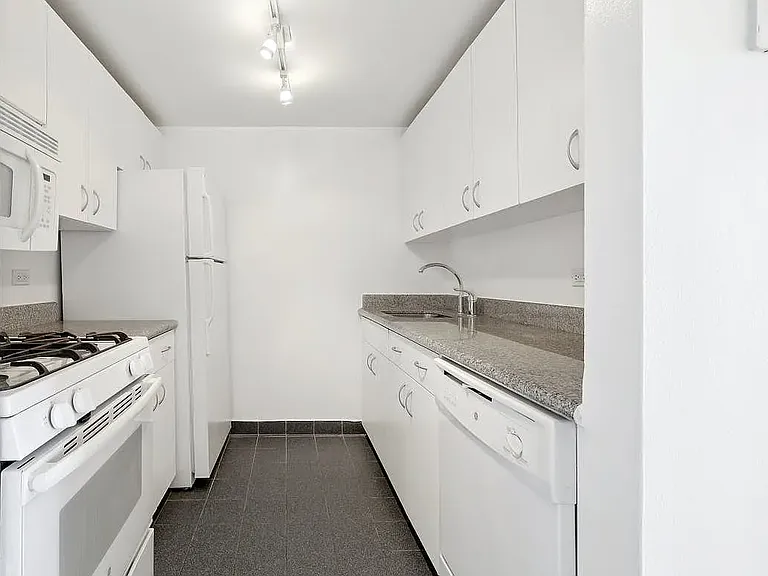 200 W 60th St #6B — Photo 8