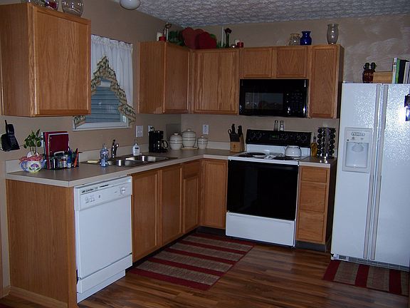 Kitchen w/ Oak Cabinets, Pantry, all Appliances Remain!