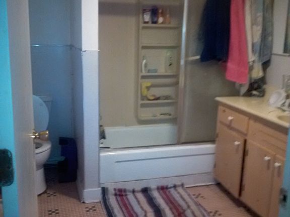 Bathroom with tub/shower