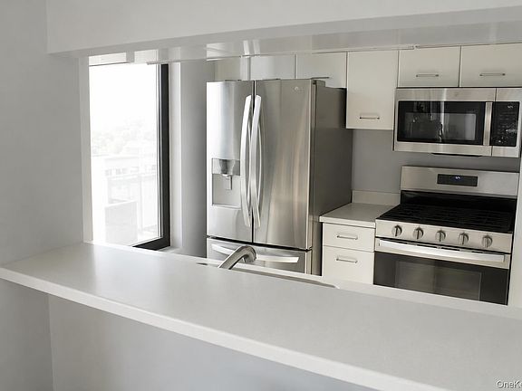 5th image of 4 Martine Avenue #905