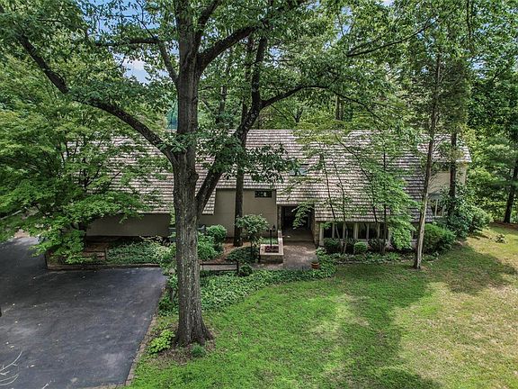2nd image of 46 Lakewood Dr