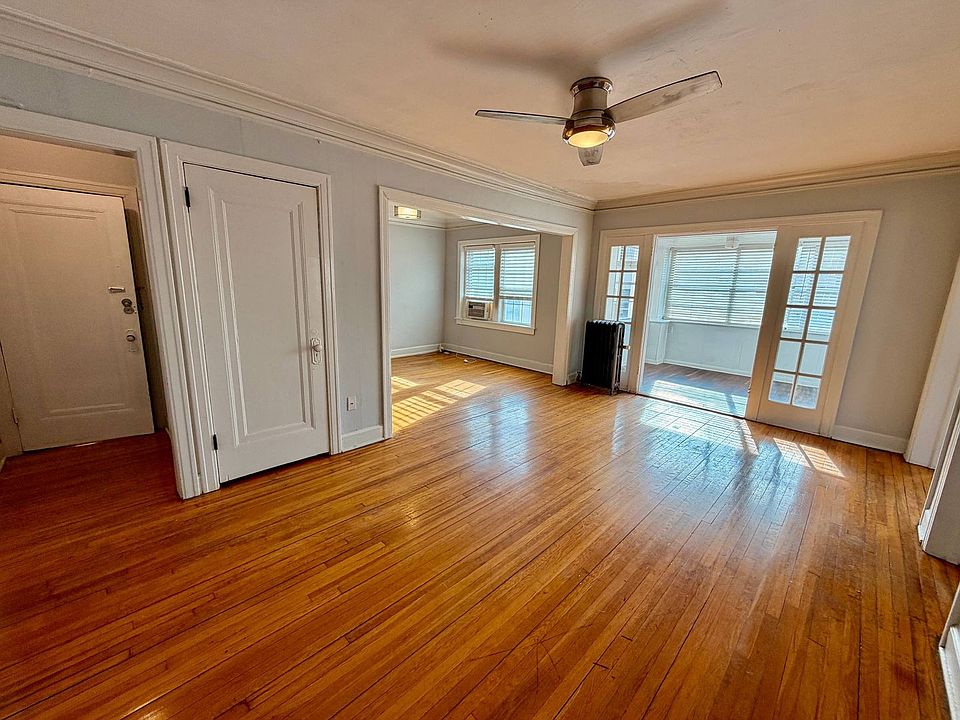 1st image of 133 E 46th St #3