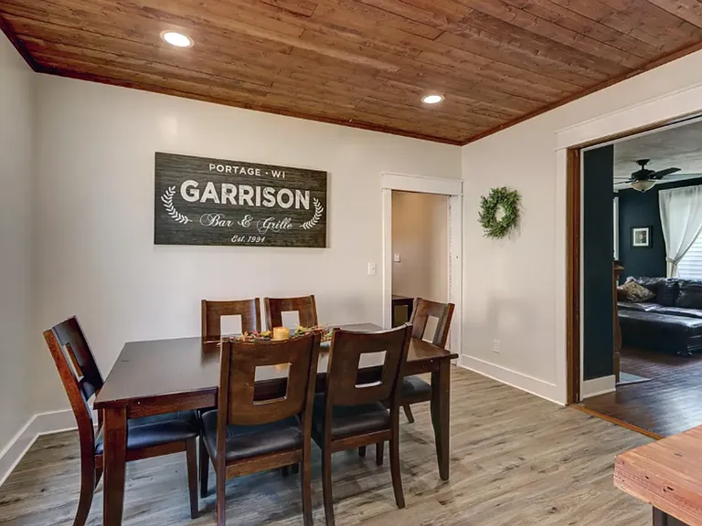 511 W Wisconsin St — Photo 19