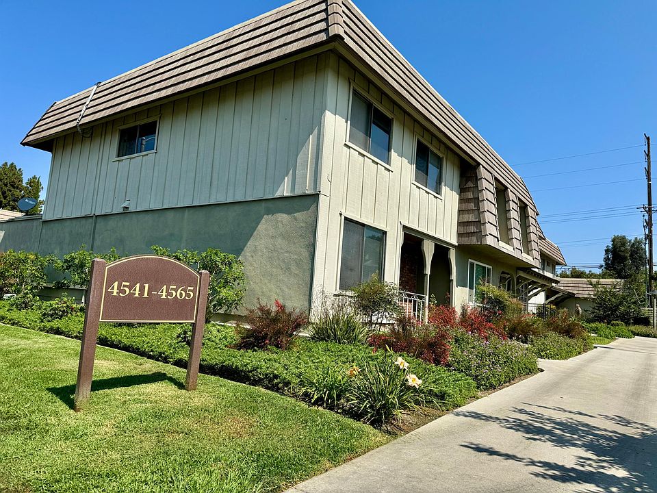 Beautiful townhome located in a desirable planned unit development!