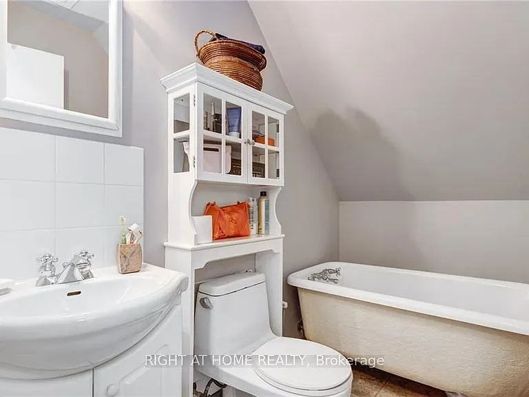529 Simcoe St — Photo 15
