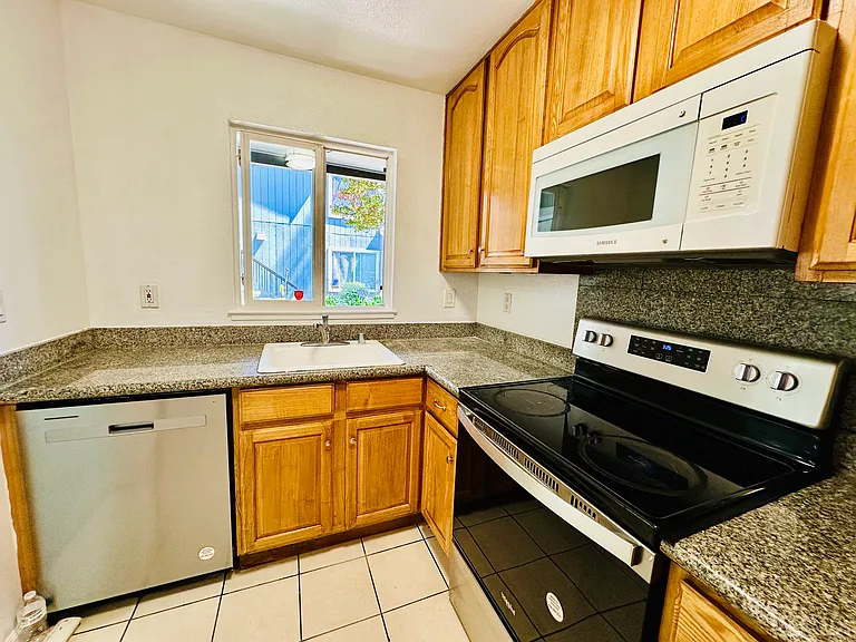 106 Rancho Dr #D — Photo 2