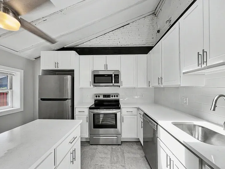 130 E Chestnut St — Photo 5