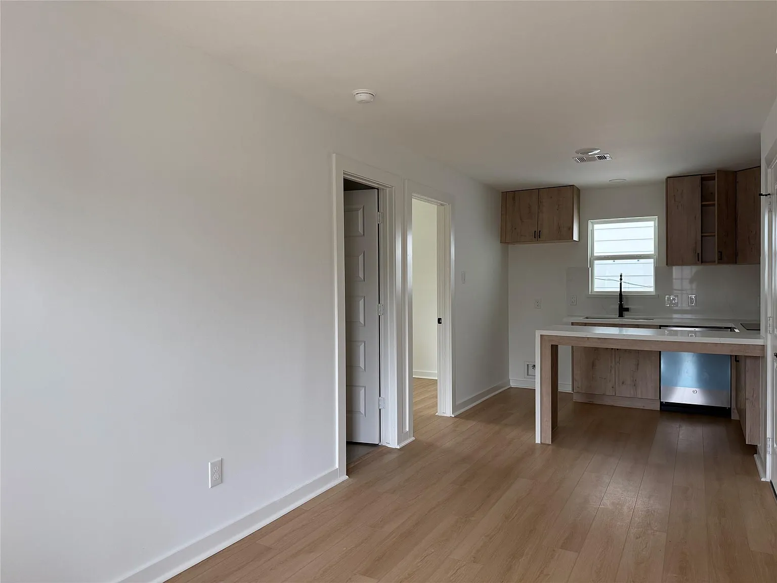 2 bed, 1.0 bath, 2000 sqft, $1,395 — Photo 3