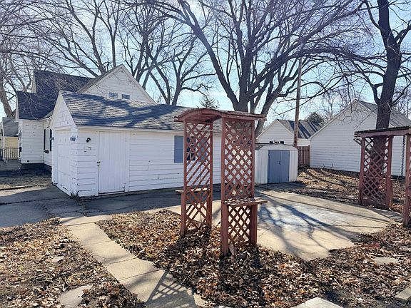 4th image of 816 Clausen Ave