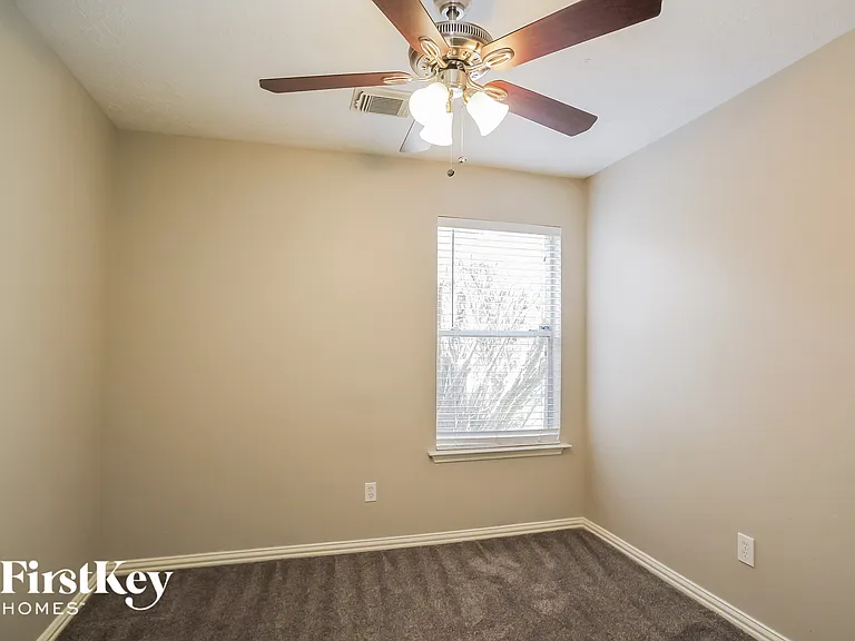 916 Willaby St — Photo 11