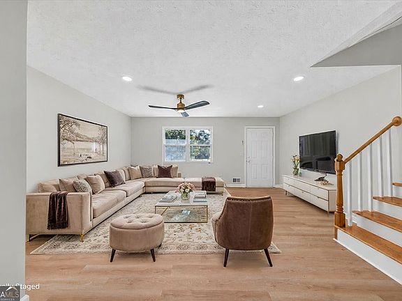 3rd image of 7977 Flanders Ct
