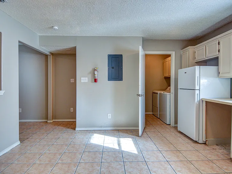 Las Violetas Apartments — Photo 14