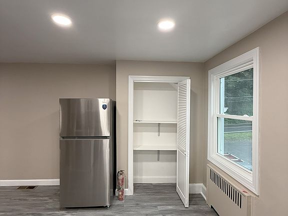 Kitchen w pantry + fridge