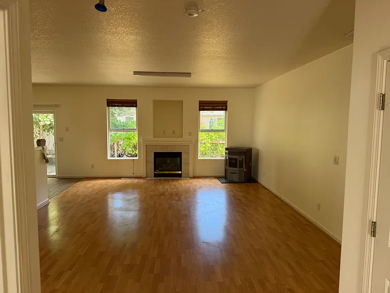 1215 Rupp St — Photo 3