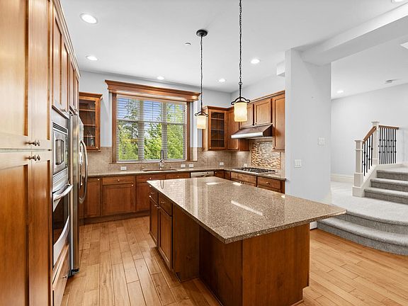 4th image of 2429 NW Stoney Creek Dr