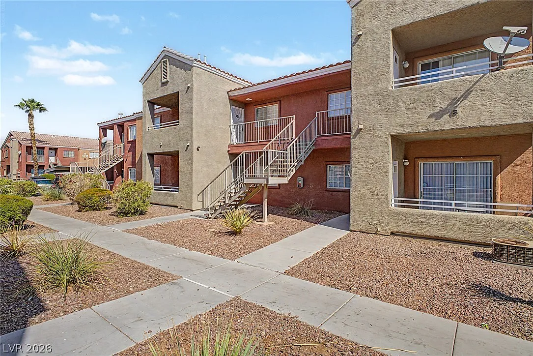 2 bed, 2.0 bath, 974 sqft, $1,195 — Photo 2
