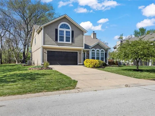 210 N 15th St, Louisburg, KS 66053