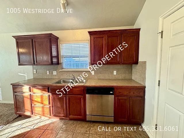 1005 Westridge Dr — Photo 12