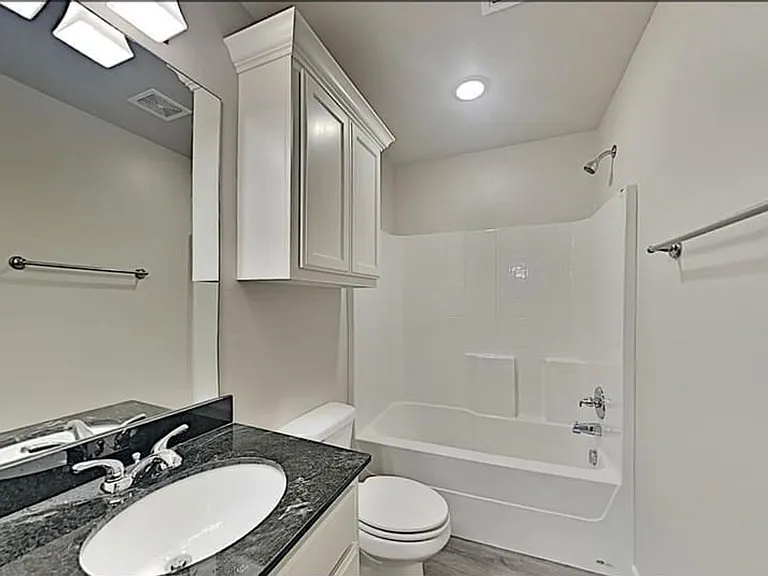 TJ 18 - 437/439 Stevens Pass — Photo 6