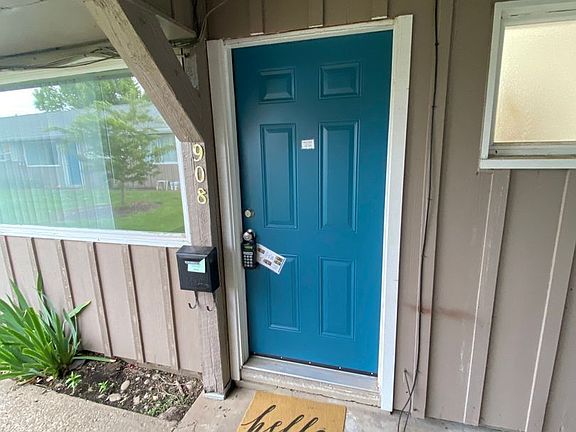 2nd image of 908 Fir St S