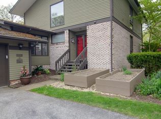 6930 Woodwalk Dr, Brecksville, OH 44141