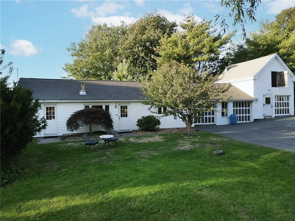 534 Aquidneck Ave #A