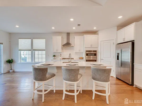 62 Vizcaya Dr, Monroe Township, NJ 08831