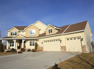 1464 Sophia Cir, Chaska, MN 55318