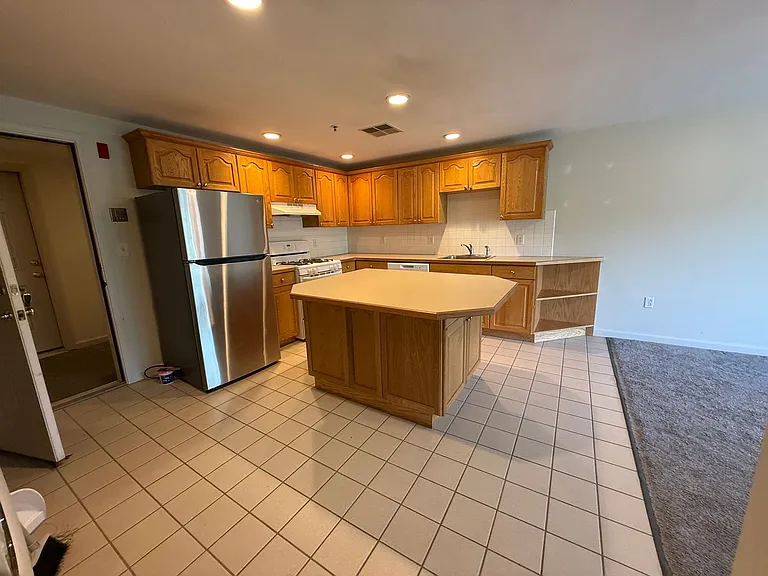 Pondsview Apartments — Photo 10