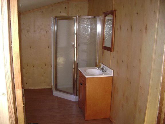 2nd Bathroom w/washer/dryer hook ups