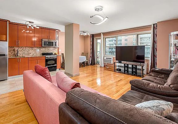 2nd image of 2928 W 5th St APT 6E