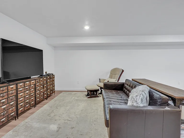 2409 E Woodbury Ln — Photo 20