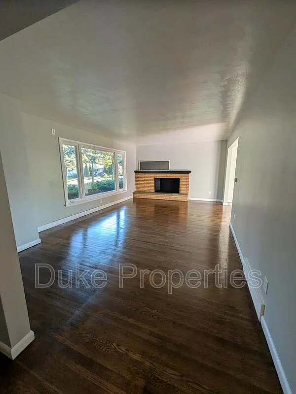 3 bed, 1.5 bath, 1394 sqft, $2,300 — Photo 1