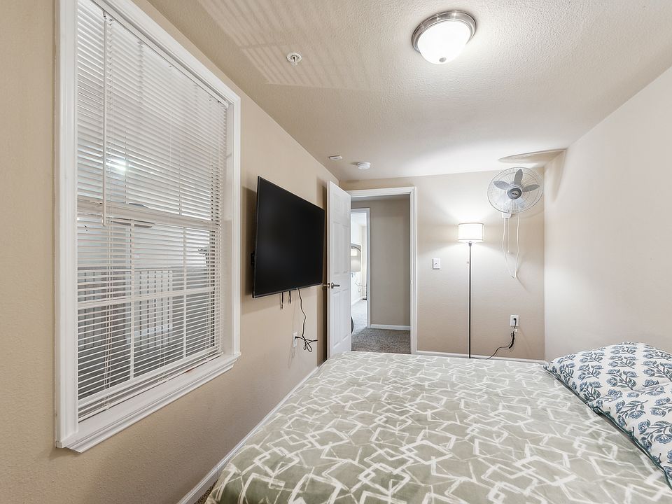 1st image of 908 W 21st St #301