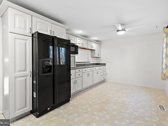 3rd image of 621 Glynita Cir