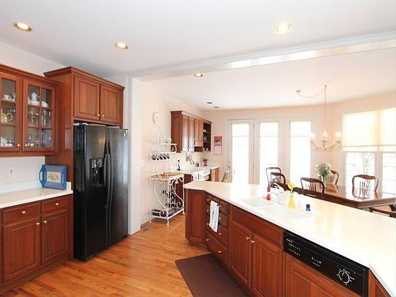 3rd image of 7433 Shaker Run Ln