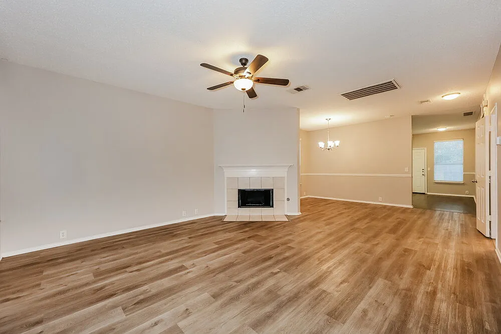 4 bed, 2.5 bath, 2720 sqft, $2,325 — Photo 4