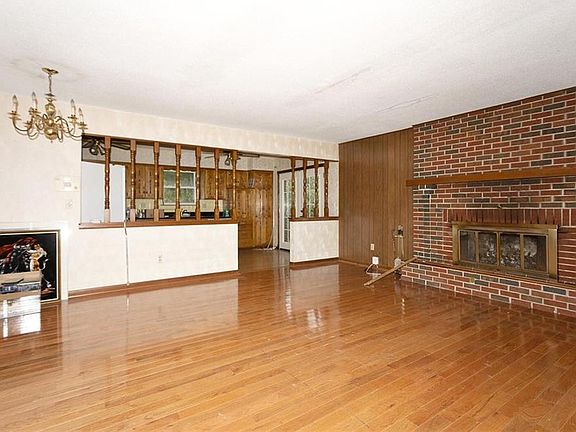 4th image of 5204-5206 Edgehill Dr