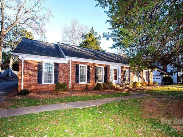 9501 Whitethorn Dr, Charlotte, NC 28277