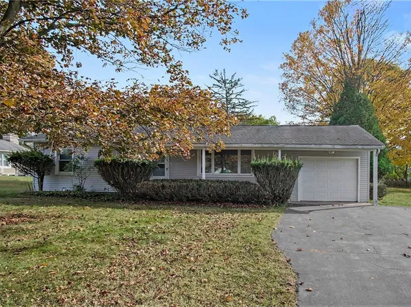 11 Crystal Springs Ln, Fairport, NY 14450