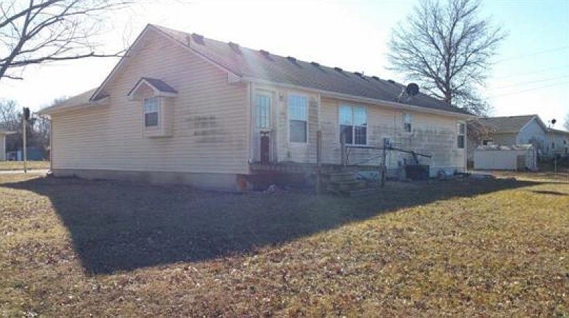 2nd image of 102 W Locust St