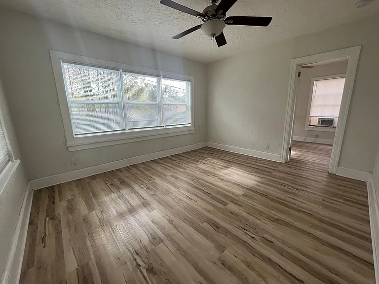 242 Taylor Ave S #1/2 — Photo 15