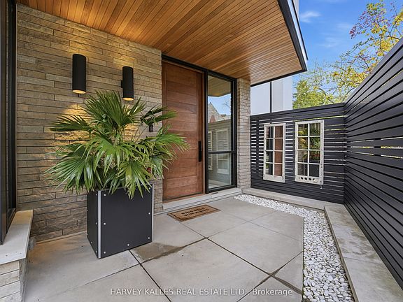 3rd image of 43 Hillholm Rd