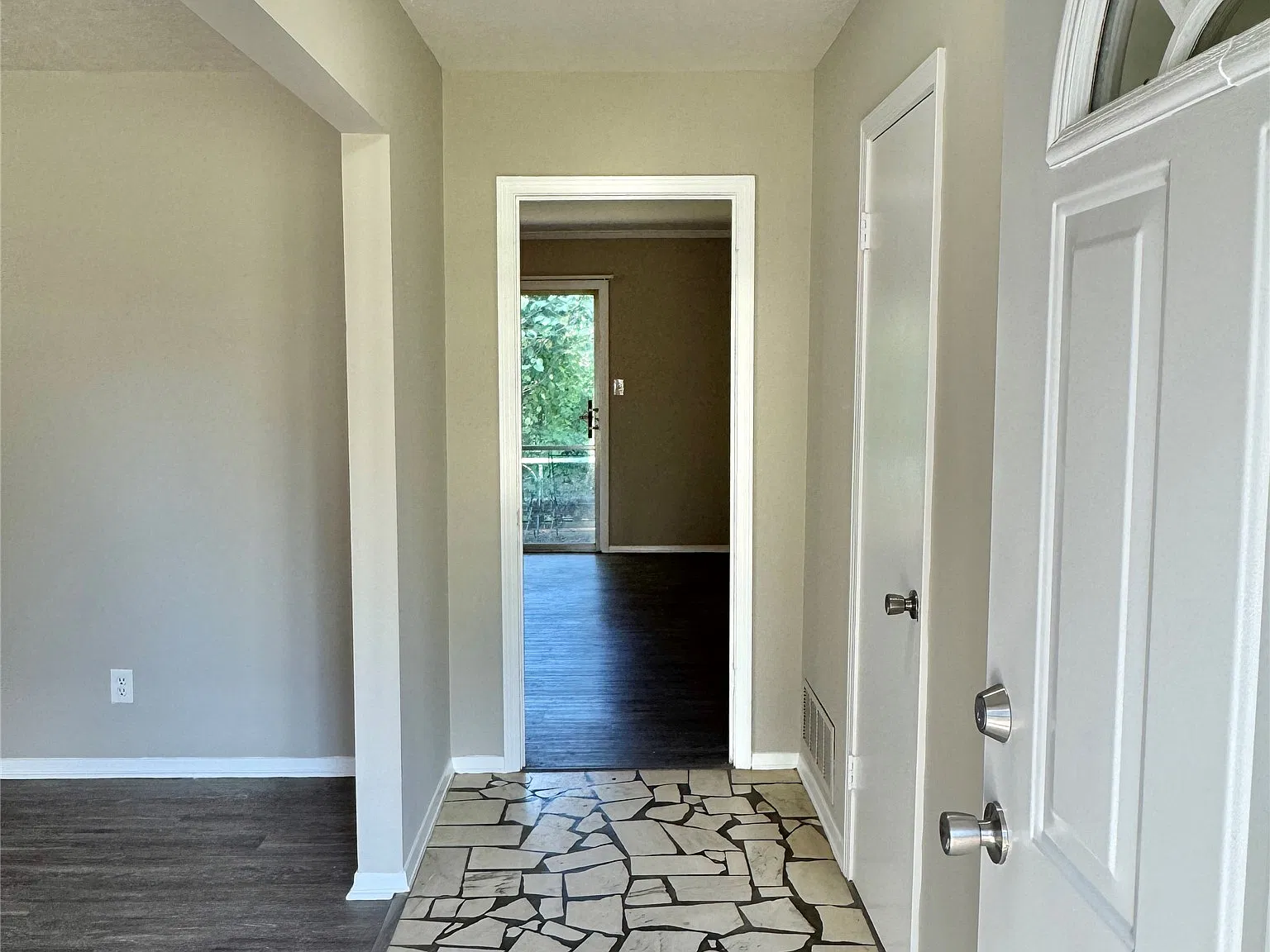 3 bed, 2.0 bath, 1797 sqft, $1,435 — Photo 4