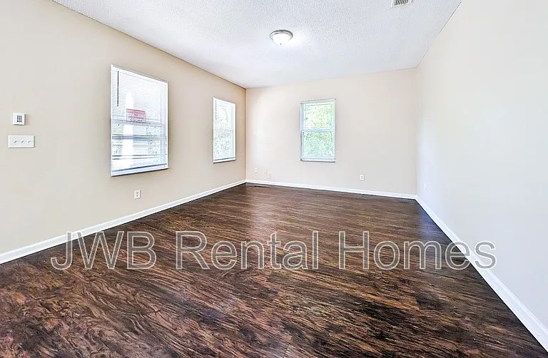 1149 W 28th St — Photo 6