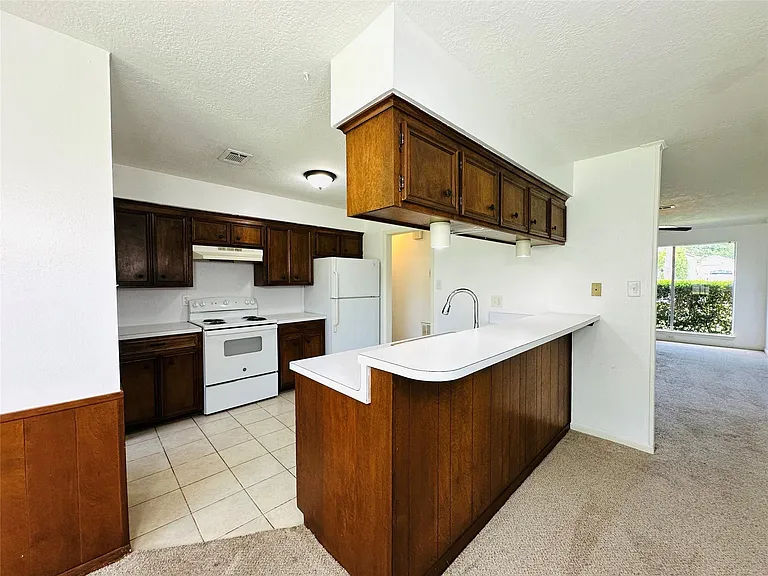 1011 McCall Ave — Photo 5